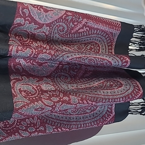 BEAUTIFUL INDIA TOWN SCARF - Picture 2 of 5